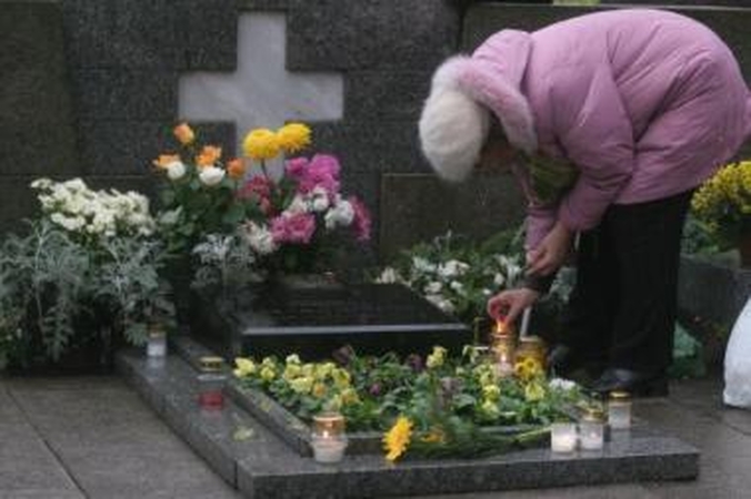 Simboliška: aplankyti bei uždegti vėlinių žvakeles klaipėdiečiai kviečiami ne tik ant savo artimųjų, bet ir ant apleistų, niekieno nelankomų kapų.