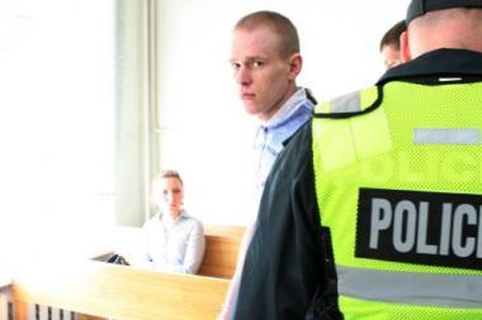 Pozicija: V.Galdikas dievagojosi nestūmęs merginos per balkoną.