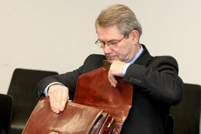 Veikėjai: garsioje korupcijos byloje yra penki teisiamieji, tačiau bene pagrindinė, jungianti visus kaltinamuosius figūra – V.Vizbaras (antras iš dešinės).