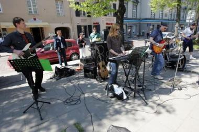 Nesikeičia: populiariausias gatvės muzikantų instrumentas – gitara.