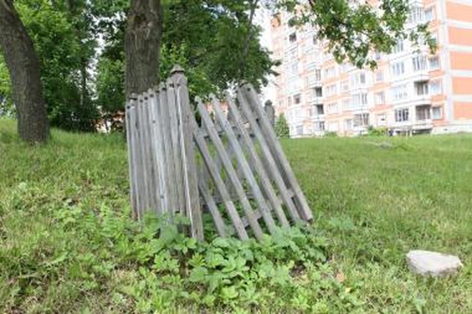 Niokoja: seniausiose Bandužių kapinaitėse dar prieš porą metų stovėjo kryžius, tačiau vandalai jį nugriovė ir paliko tik tvorelę.