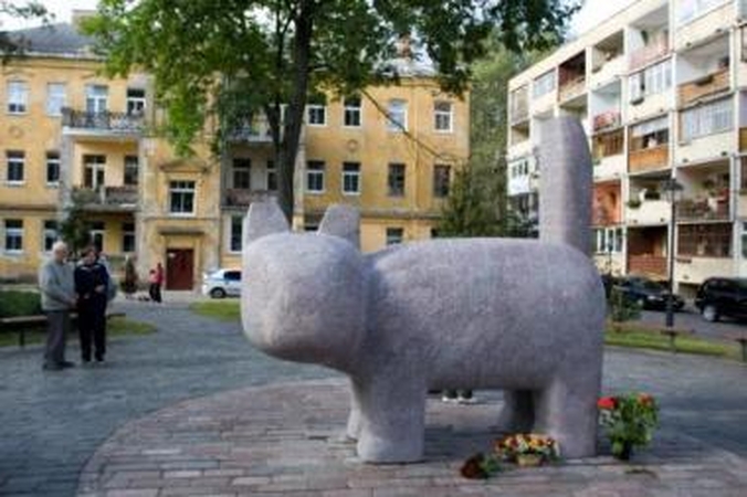 Simbolis: katino skulptūra primins praeiviams J.Ivanauskaitę ir jos kūrybą.