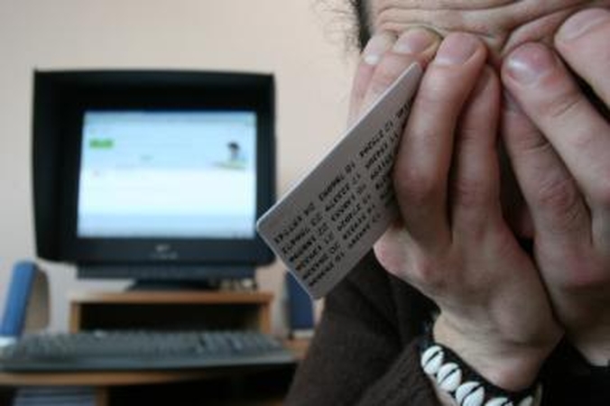 Grėsmė: nuo pinigus pasisavinančių aferistų neapsaugo net sudėtingos bankų saugumo sistemos.