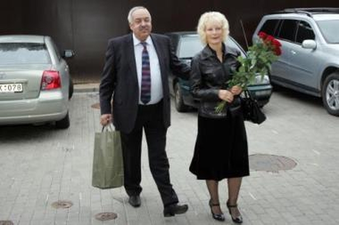 Svečiai: A.Brazauską sveikino A.Večerskis su žmona Viola.