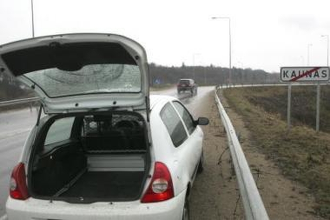Apribojimas: ir šis mažylis "Renault Clio" be mokesčio negali išvažiuoti į magistralinius kelius.