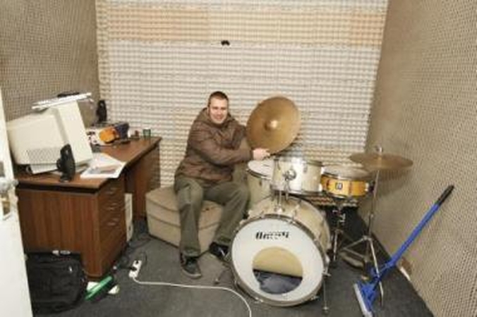 Erdvės: buvusiame faneros fabrike įsikūrė viešosios įstaigos "Tema" suvienyti menininkai.