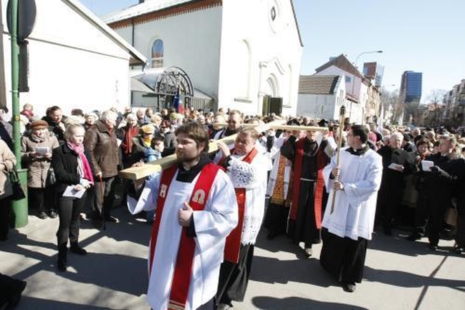 Klaipėdiečiai prisilietė prie Kristaus kančios