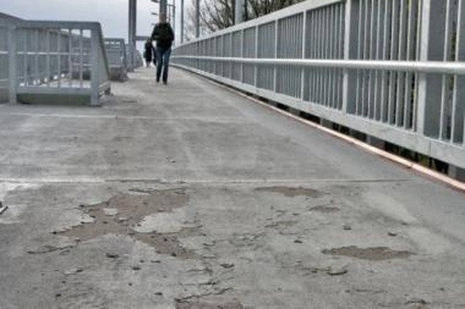 Nekokybiška: šildomas tilto pagrindas praėjus vos keliems mėnesiams po statybų ėmė lupinėtis.