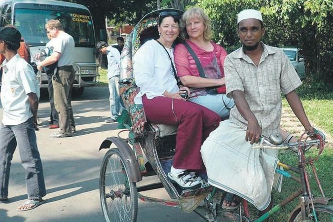 Bengaliniai tigrai iškart šoka ant kaklo