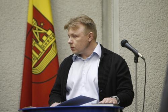 Politikai ir giriasi, ir tyli