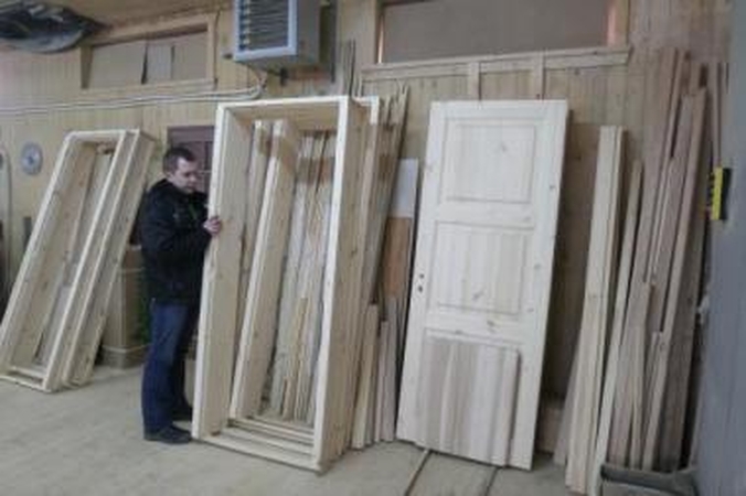 Technologijos: kokybiškoms durims gaminti turi būti naudojama tinkamomis sąlygomis išdžiovinta ir apdorota mediena.