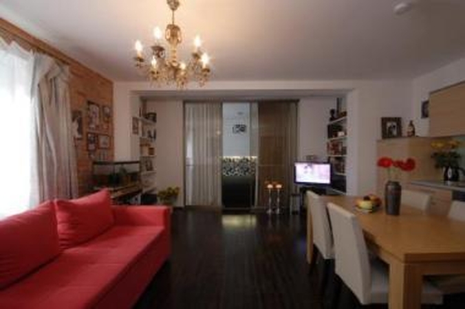 Ryšku: oda muštos durys – pabrėžtinai manieringo interjero detalė.