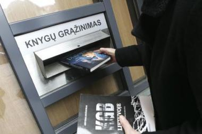 Patogu: vis daugiau skaitytojų grąžina bibliotekai knygas pro šį langelį.