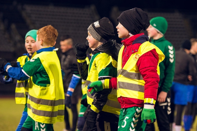 Eksperimentinis futbolas tamsoje: žaidėjai su atšvaitais nepaliko vilčių varžovams