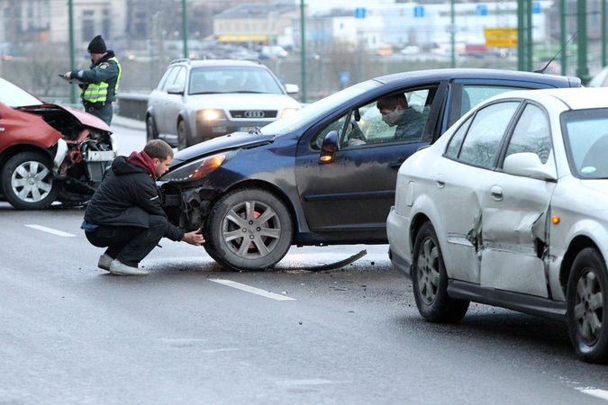 Slidžioje gatvėje – trijų automobilių avarija 