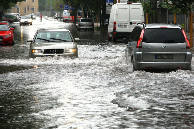 Kauną užklupusi liūtis apsėmė miesto gatves 