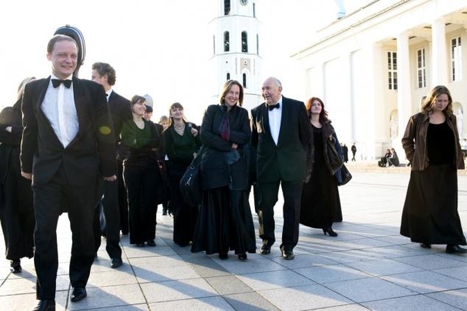 Orkestrui vadovaus muzikos stebukladariai iš Šveicarijos ir Britanijos