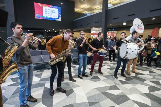 Kaune vilniečiai sutikti su orkestru, šie atsilygino saldainiais