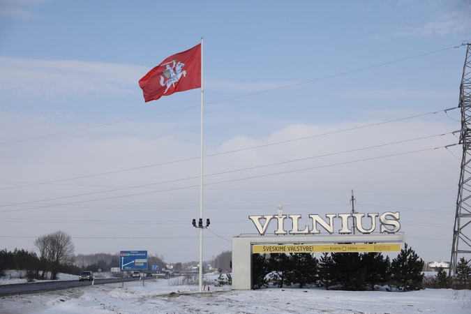 Sostinė prie įvažiavimų į miestą pasitinka įspūdingomis Vyčio vėliavomis